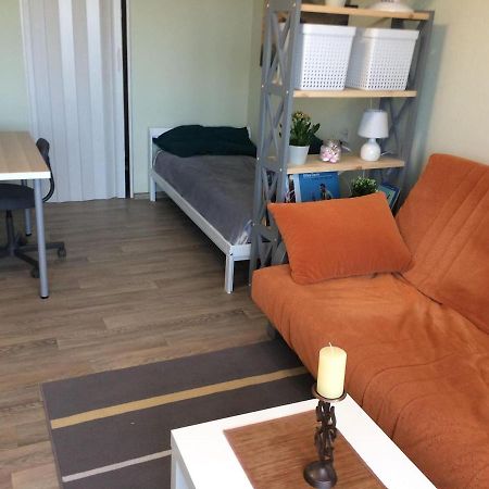 Sunny Apartment 10 Min From The Beach ! Liepaja Luaran gambar